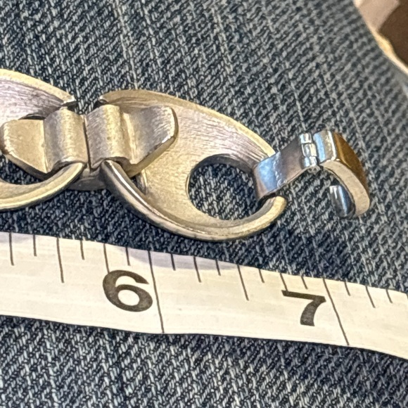 Vintage signed  Trifari gold and silver colored bracelet - Picture 9 of 9